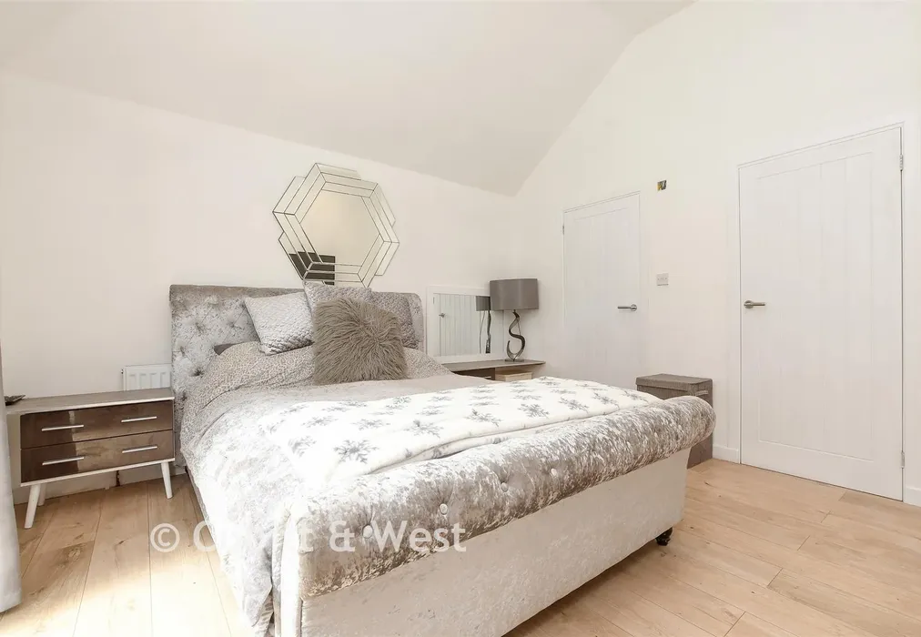 Bedroom 1 - Woodroyd Gardens, Horley, Surrey - Wards of Kent