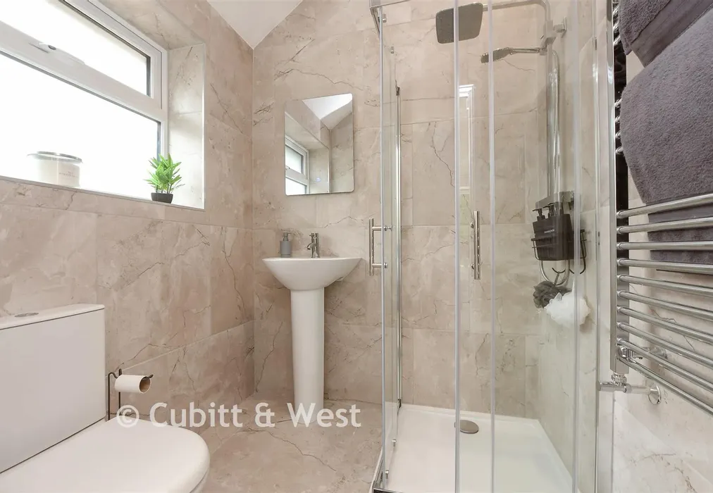En-Suite - Woodroyd Gardens, Horley, Surrey - Wards of Kent