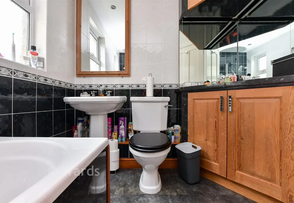 Bathroom - Richmond Avenue, Cliftonville, Margate, Kent - Wards of Kent