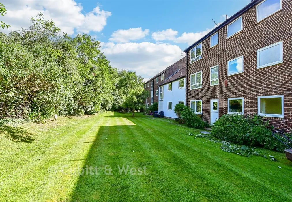 Communal Gardens - Dial Close, Barnham, West Sussex - Wards of Kent