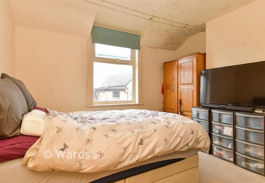 Bedroom 1 - Backfields, Rochester, Kent - Wards of Kent
