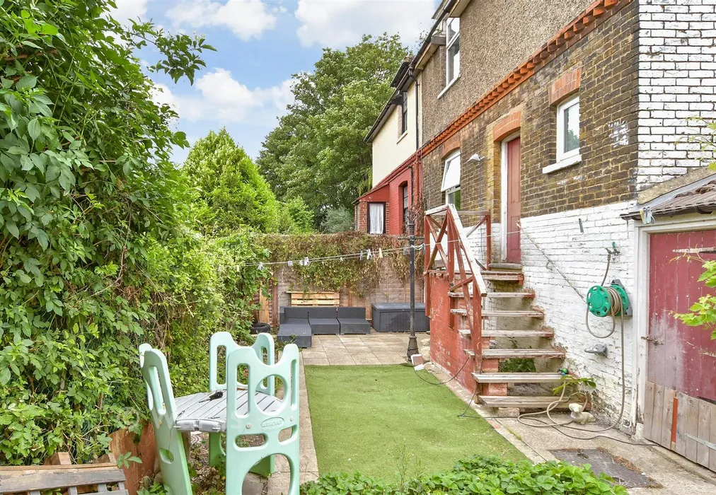 Rear Garden - Backfields, Rochester, Kent - Wards of Kent