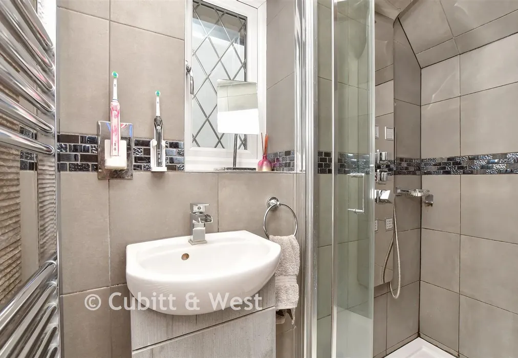 En-Suite Shower Room - Harefield Avenue, South Cheam, Surrey - Wards of Kent
