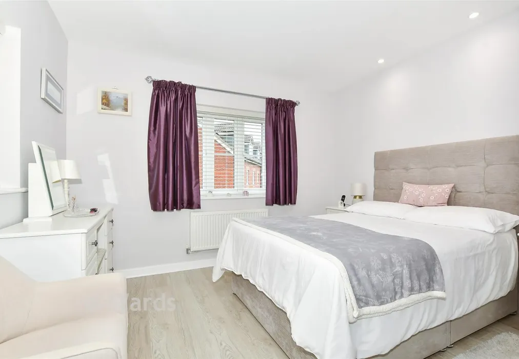 Bedroom 1 - The Farrows, Maidstone, Kent - Wards of Kent
