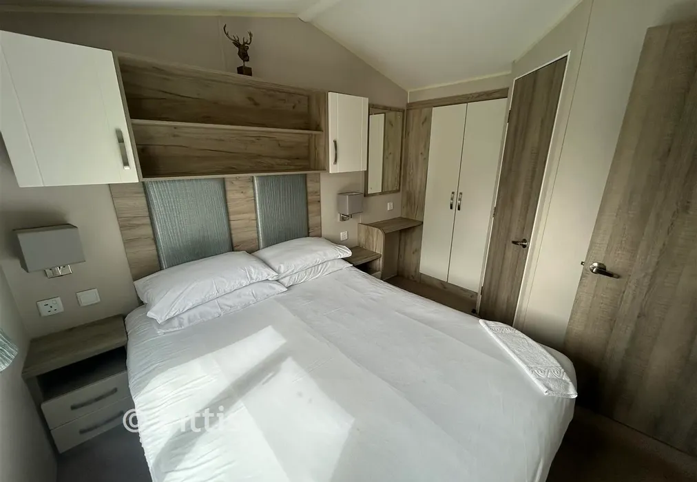 Bedroom 1 - Rookley Country Park, Rookley, Isle of Wight - Wards of Kent