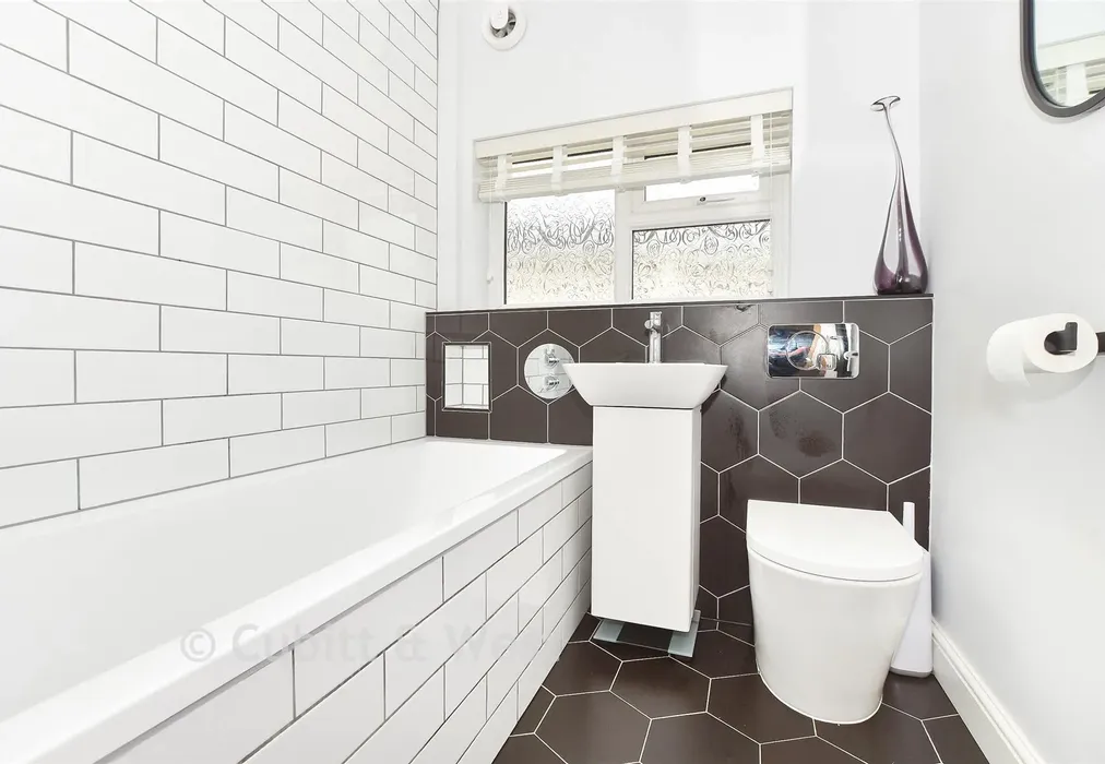 Bathroom - Berkeley Road, Mayfield, East Sussex - Wards of Kent