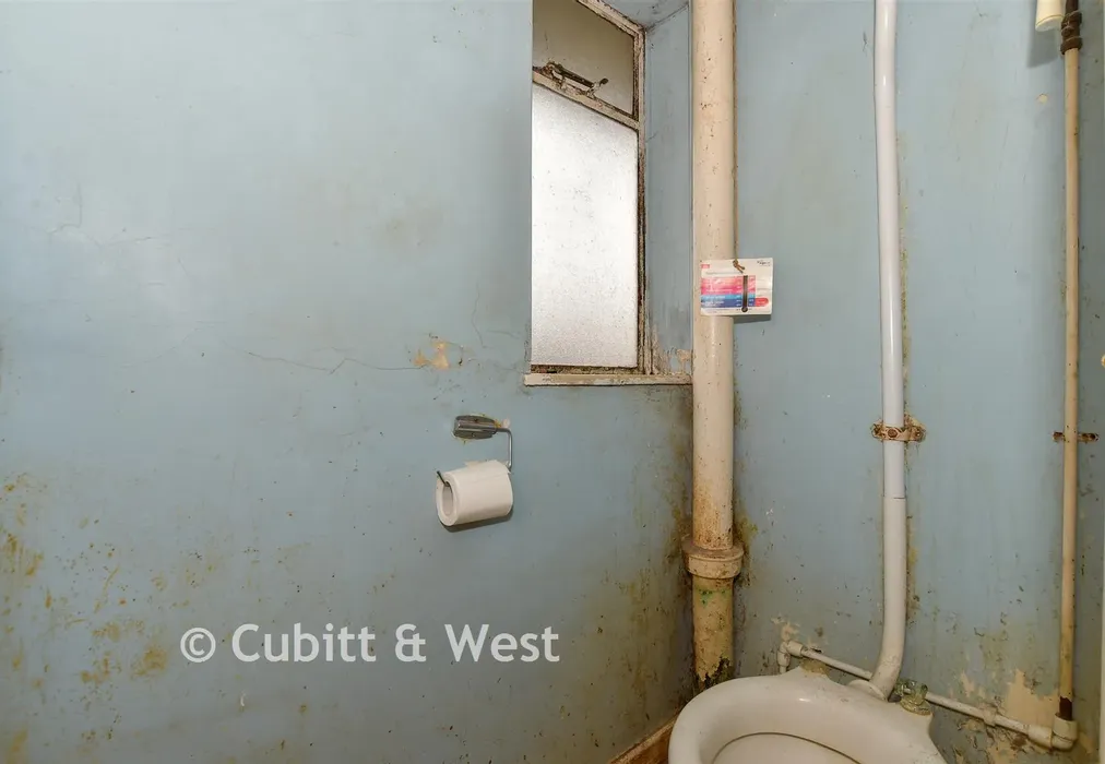 Separate Toilet - Kirdford Close, Crawley, West Sussex - Wards of Kent