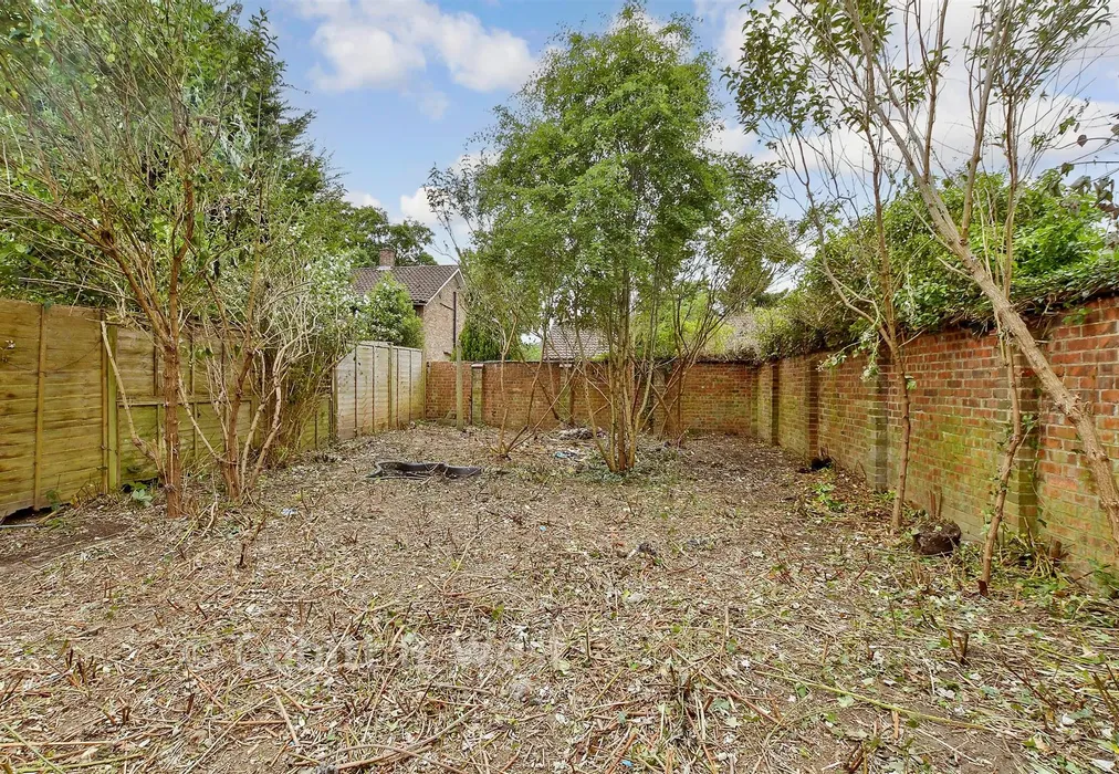 Rear Garden - Kirdford Close, Crawley, West Sussex - Wards of Kent