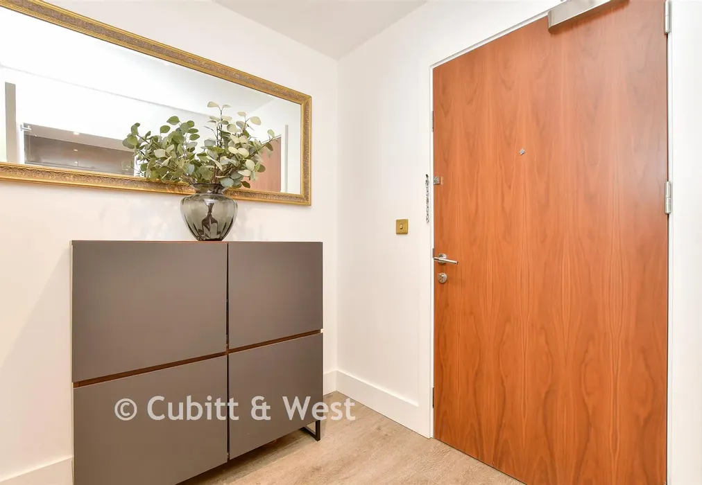 Entrance Hall - Mill Green Road, Mitcham Junction, Surrey - Wards of Kent