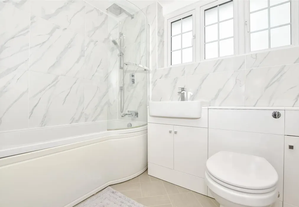 Bathroom - Golf Links Avenue, Gravesend, Kent - Wards of Kent
