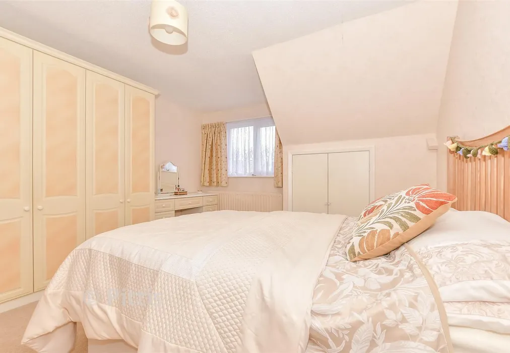 Bedroom 1 - Staplers Road, Newport, Isle of Wight - Wards of Kent