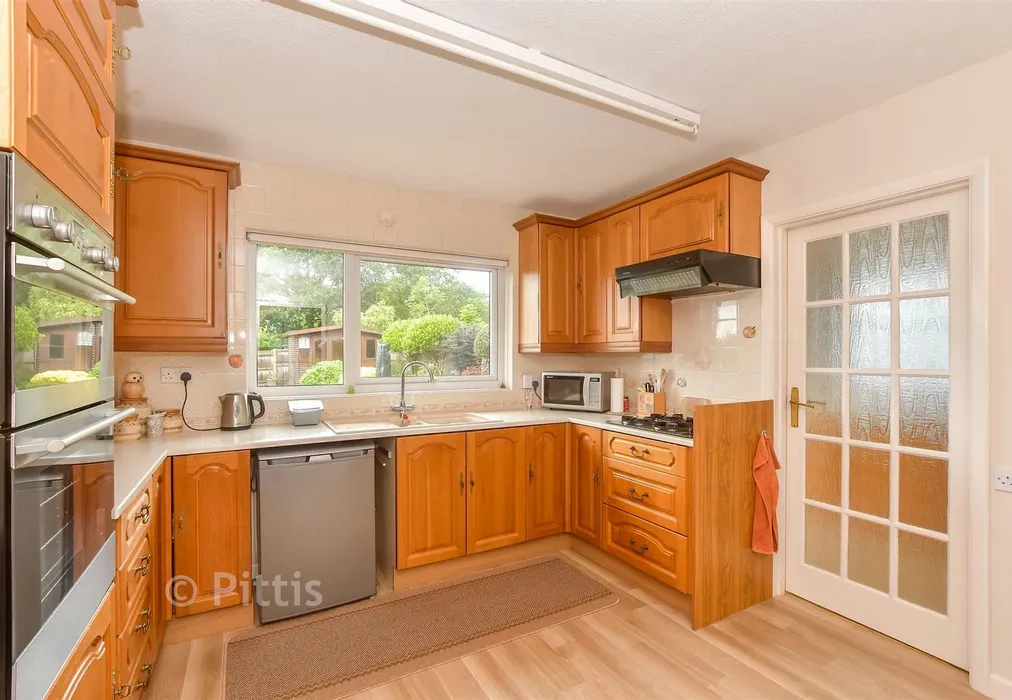 Kitchen - Staplers Road, Newport, Isle of Wight - Wards of Kent