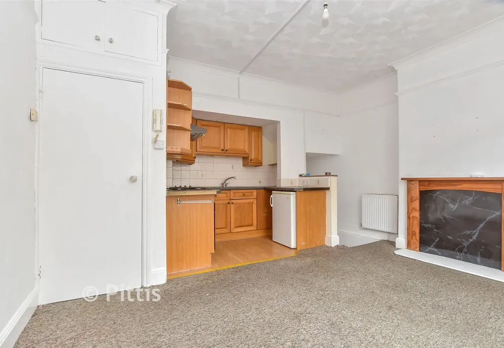 Lounge/Kitchen - St. James Street, Newport, Isle of Wight - Wards of Kent