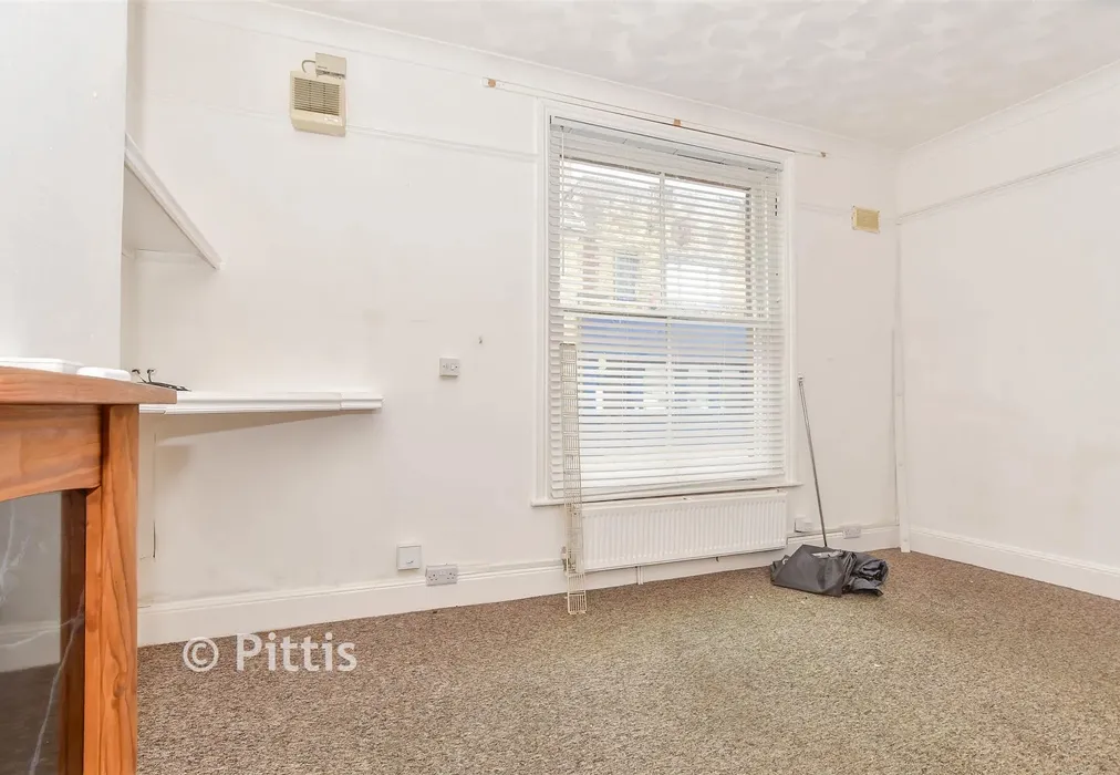 Lounge/Kitchen - St. James Street, Newport, Isle of Wight - Wards of Kent