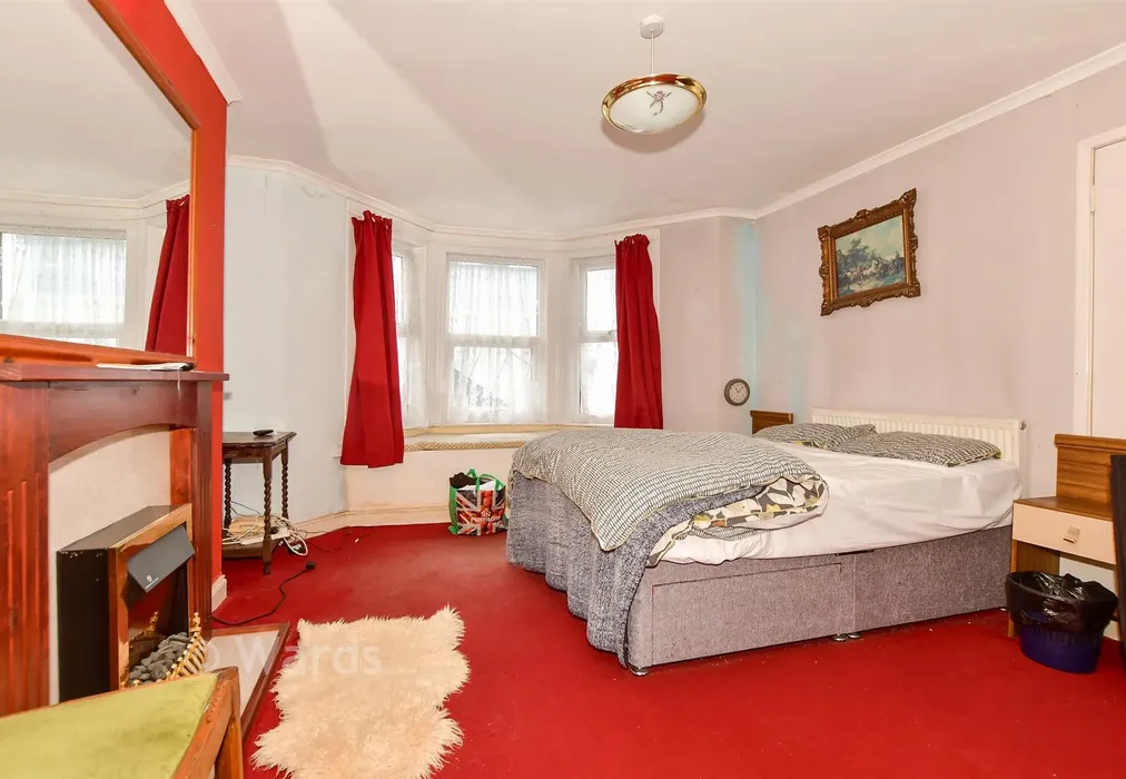 Bedroom 1 - London Road, River, Kent - Wards of Kent