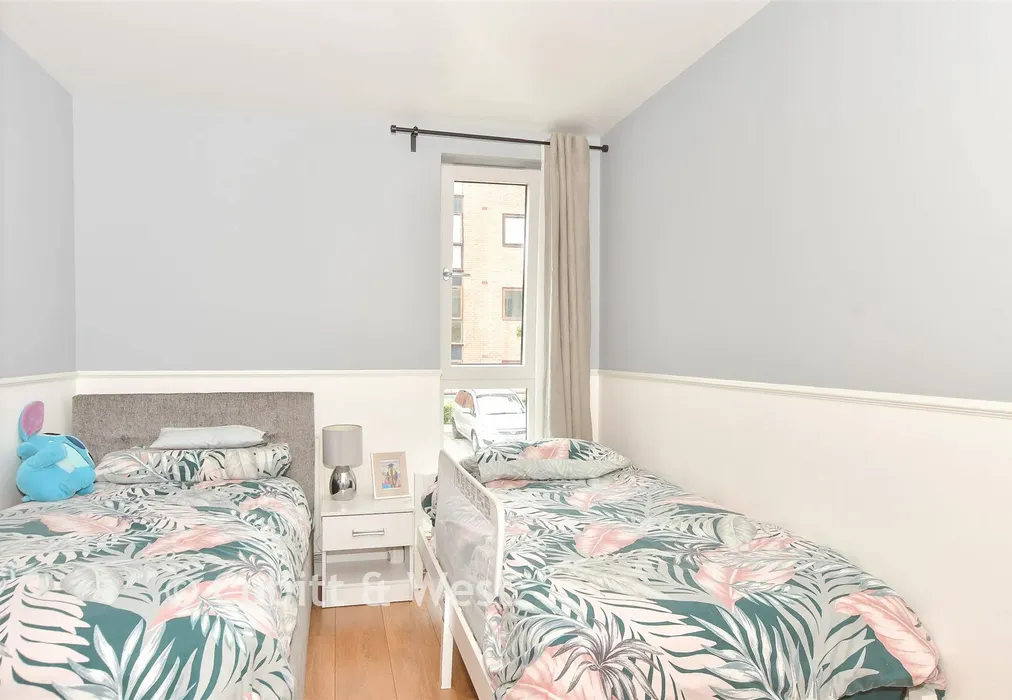Bedroom 2 - Commonwealth Drive, Three Bridges, Crawley, West Sussex - Wards of Kent