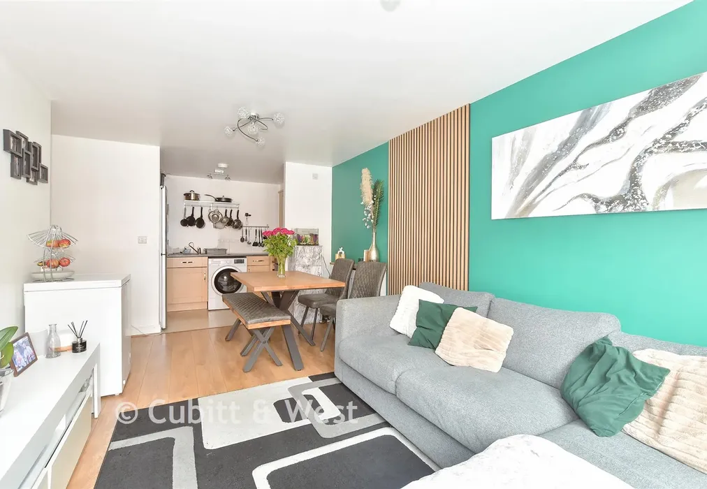 Lounge - Commonwealth Drive, Three Bridges, Crawley, West Sussex - Wards of Kent