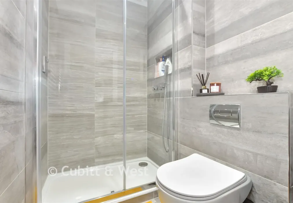 En-Suite Shower Room - Commonwealth Drive, Three Bridges, Crawley, West Sussex - Wards of Kent
