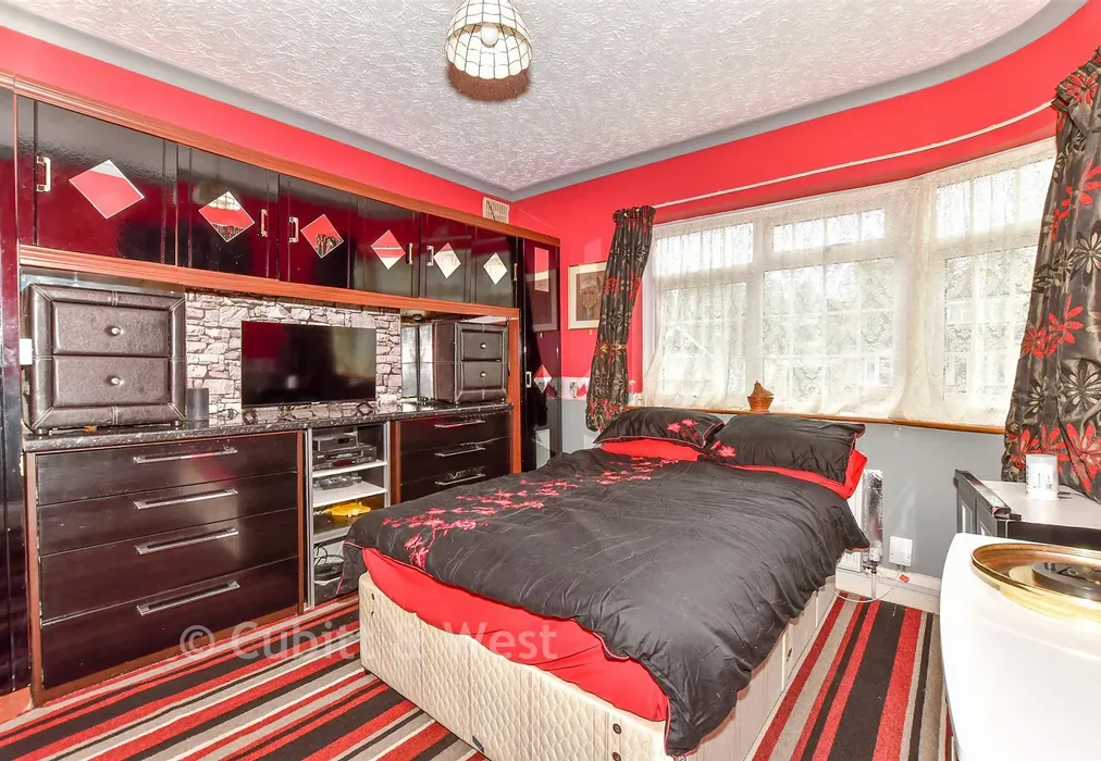 Bedroom 1 - Lone Valley, Widley, Hampshire - Wards of Kent