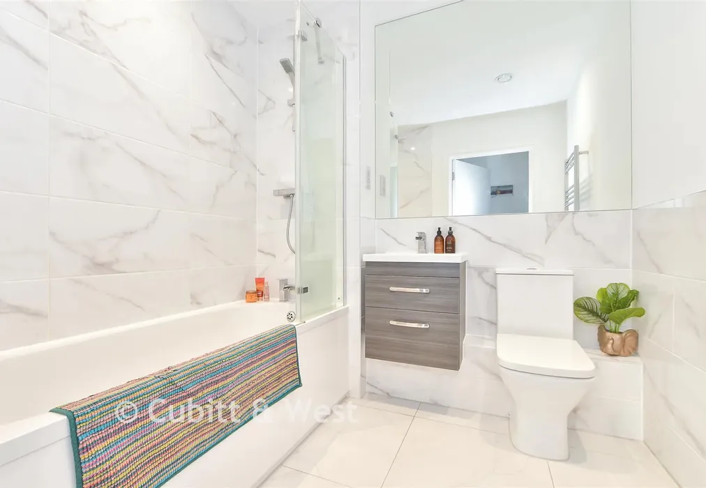Bathroom - Davigdor Road, Hove, East Sussex - Wards of Kent