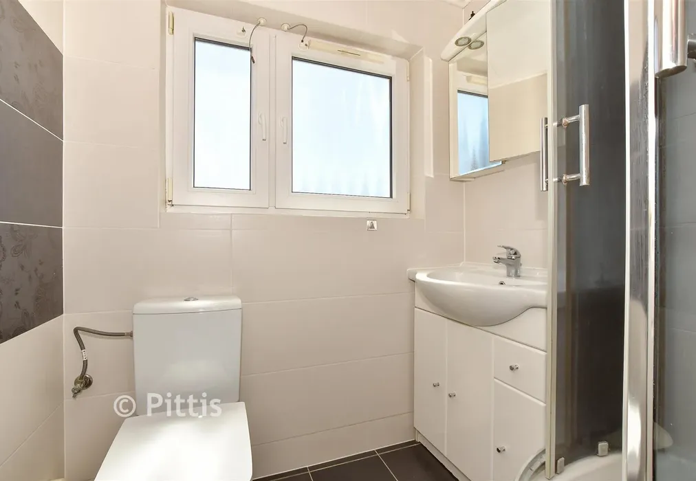 Shower Room - Moor View, Godshill, Isle of Wight - Wards of Kent