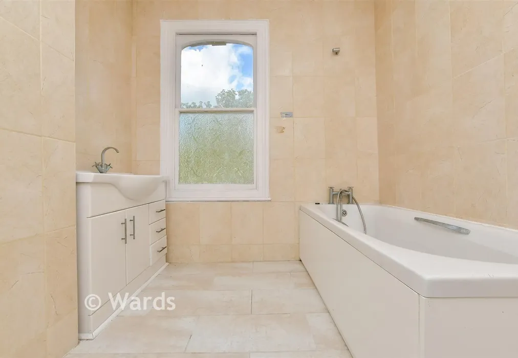 Bathroom - North Avenue, Ramsgate, Kent - Wards of Kent