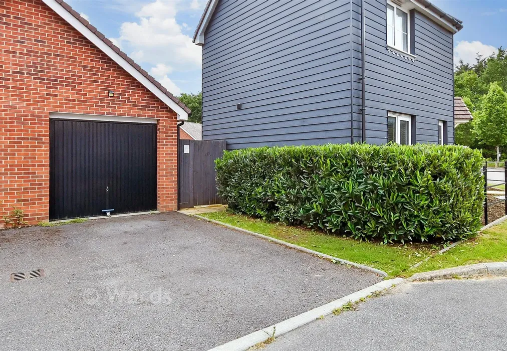 Driveway/Parking - Bridger Way, Langley Park, Maidstone, Kent - Wards of Kent