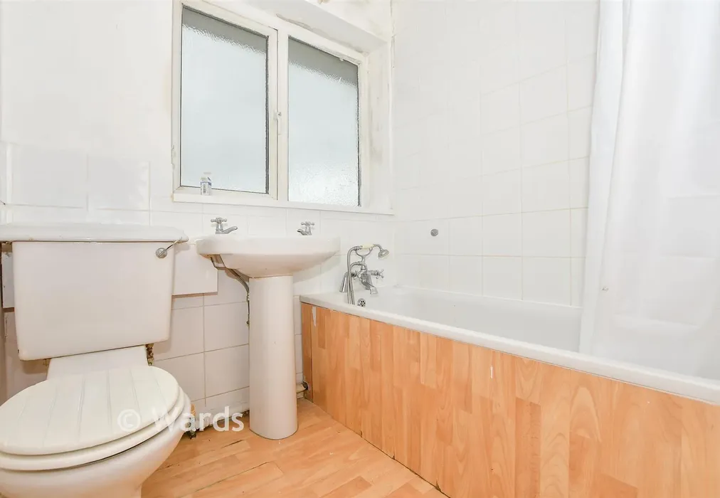 Bathroom - Dixon Close, Maidstone, Kent - Wards of Kent