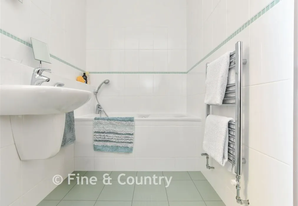 En-Suite Bathroom - Fifth Avenue, Cliftonville, Margate, Kent - Wards of Kent