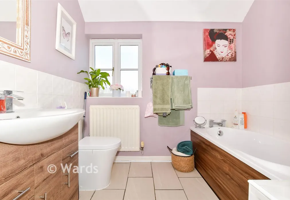 Bathroom - Haydon Close, Maidstone, Kent - Wards of Kent