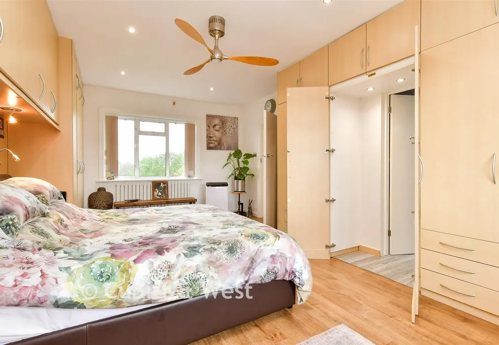 Bedroom 1 - Shirley Drive, Hove, East Sussex - Wards of Kent