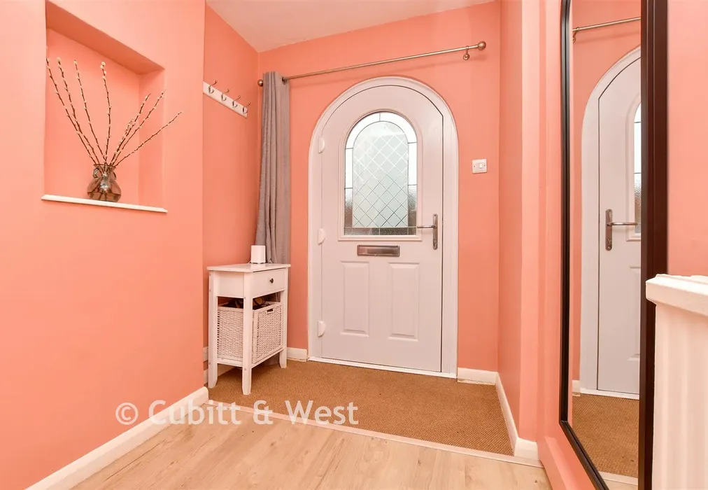 Entrance Hall - Kingscroft Road, Leatherhead, Surrey - Wards of Kent