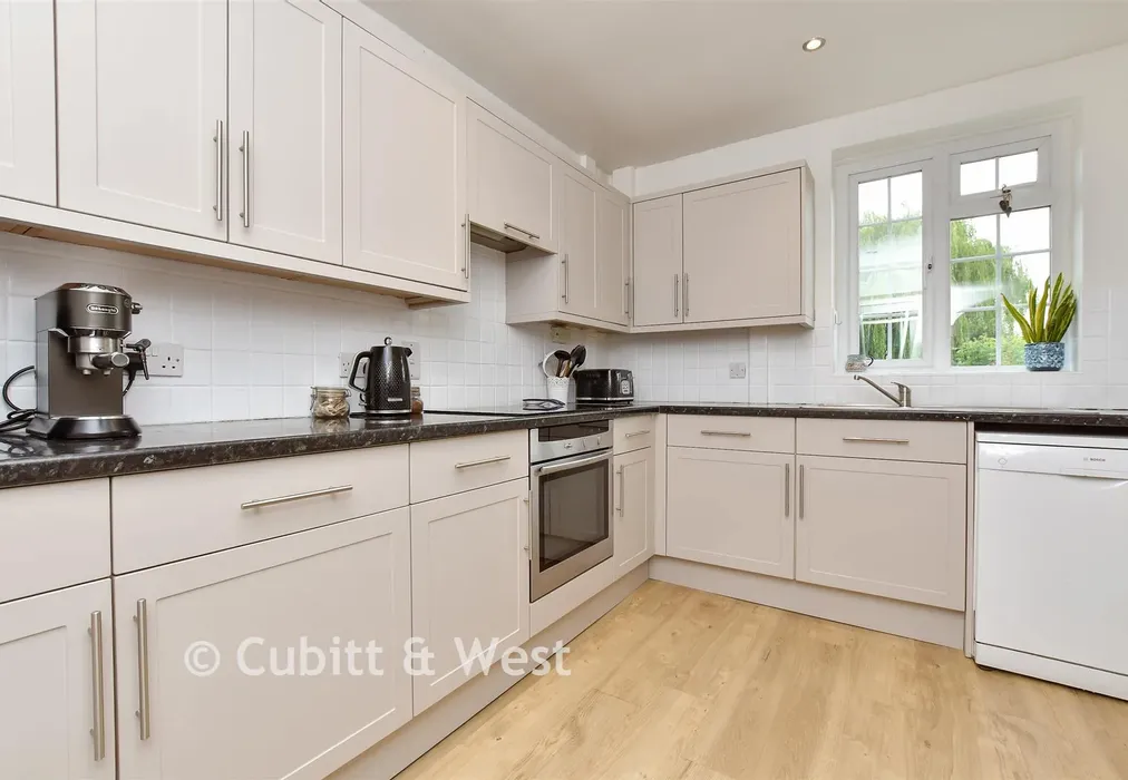 Kitchen - Kingscroft Road, Leatherhead, Surrey - Wards of Kent