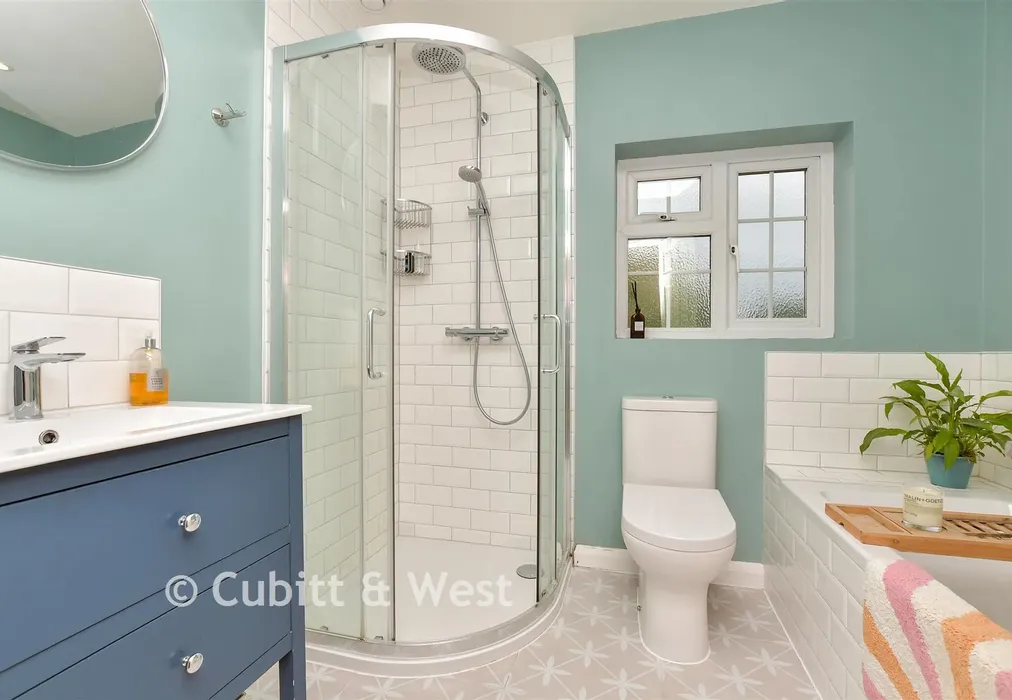 Bathroom - Kingscroft Road, Leatherhead, Surrey - Wards of Kent