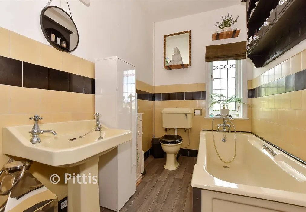 Bathroom - Clarence Road, Wroxall, Isle of Wight - Wards of Kent