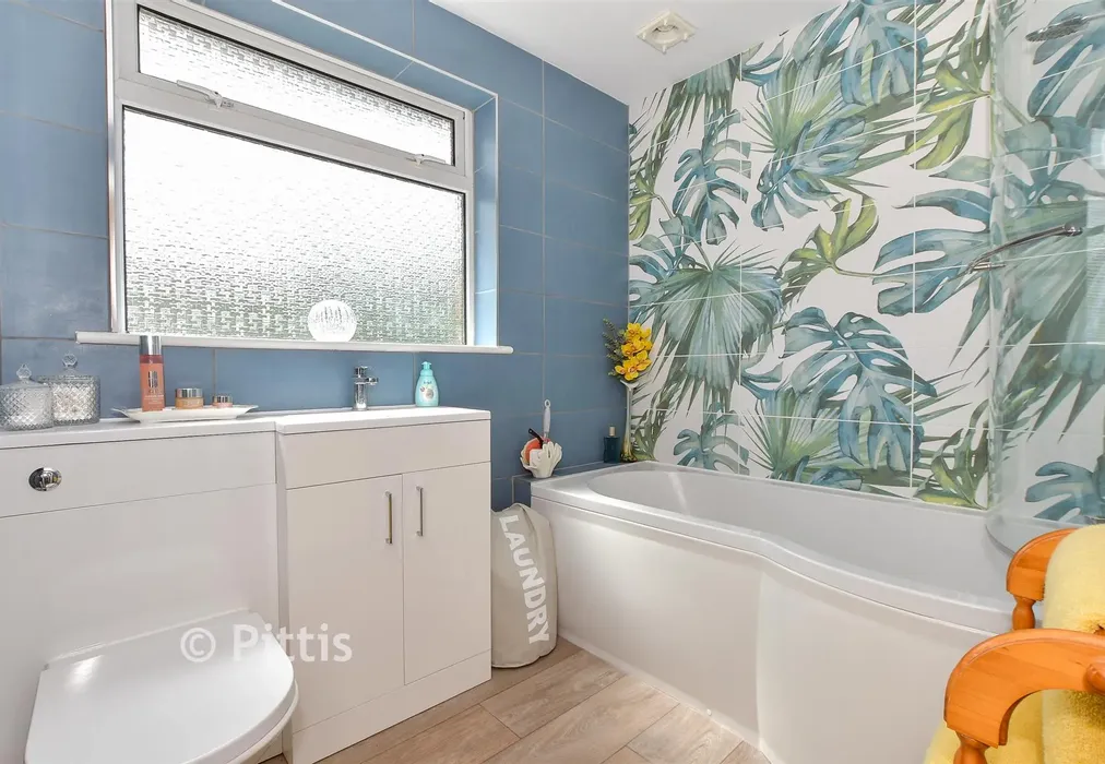 Bathroom - West Street, Ventnor, Isle of Wight - Wards of Kent