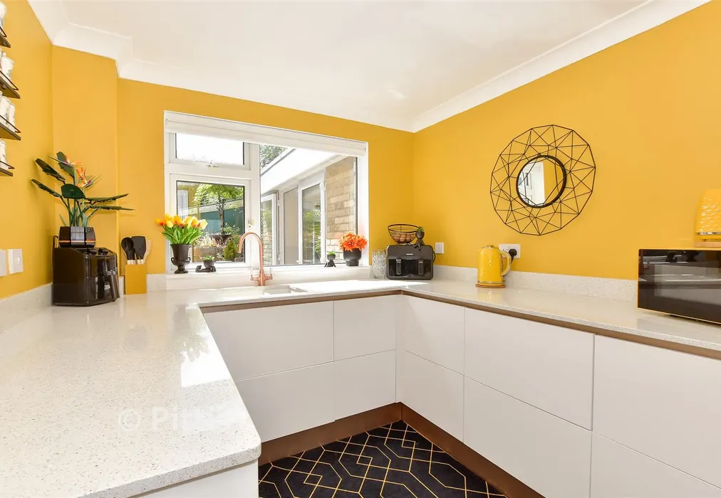 Kitchen - West Street, Ventnor, Isle of Wight - Wards of Kent