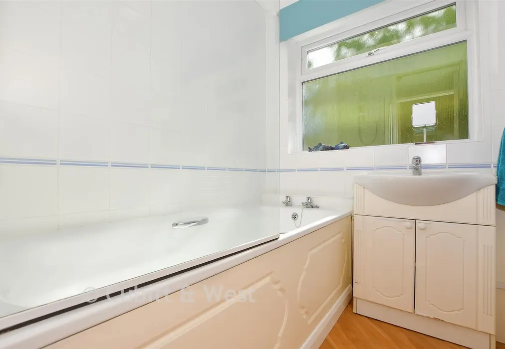 Bathroom - Beechwood Road, Caterham, Surrey - Wards of Kent