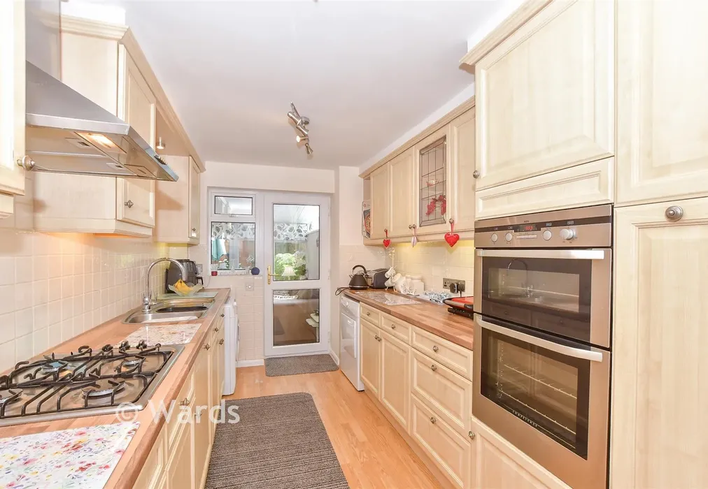 Kitchen - Fremlin Close, Rusthall, Tunbridge Wells, Kent - Wards of Kent
