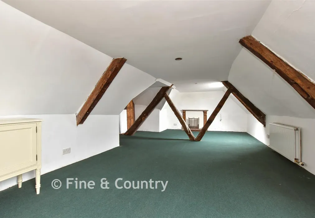 Loft Room 1 - Sea Street, Newport, Isle of Wight - Wards of Kent