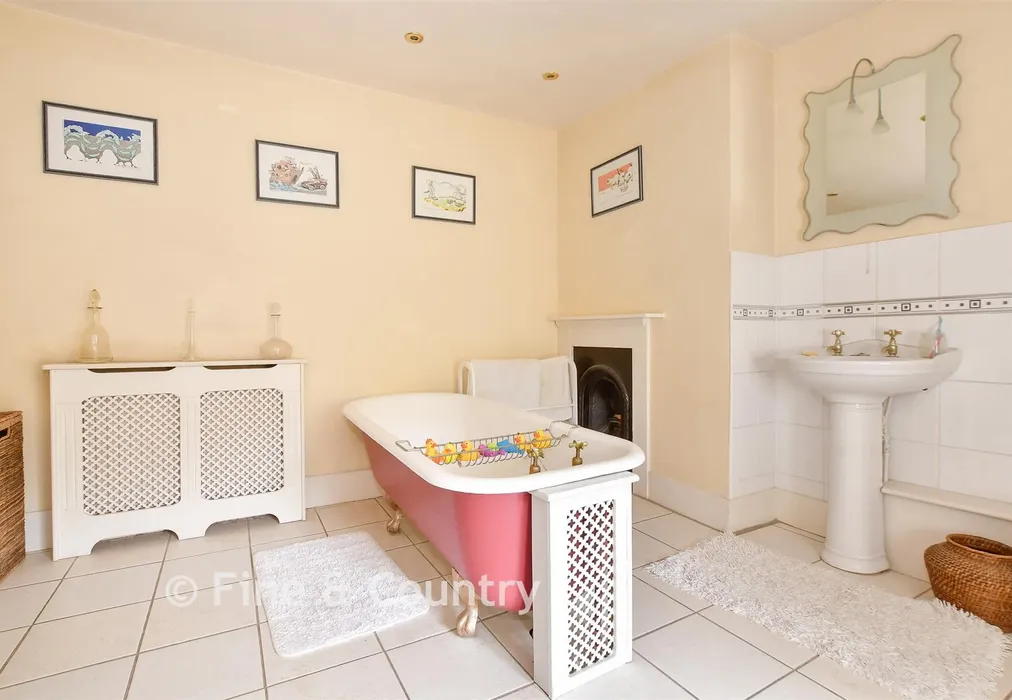 Bathroom - Sea Street, Newport, Isle of Wight - Wards of Kent