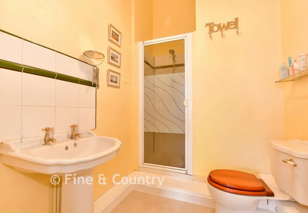 En-Suite Shower Room - Sea Street, Newport, Isle of Wight - Wards of Kent