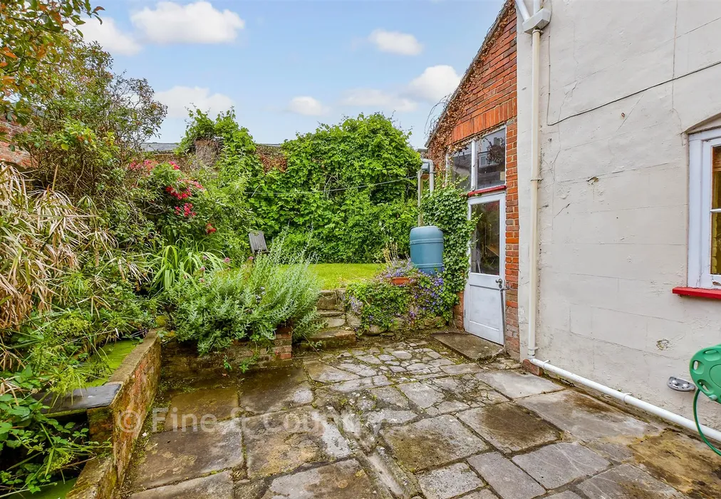 Rear Garden - Sea Street, Newport, Isle of Wight - Wards of Kent