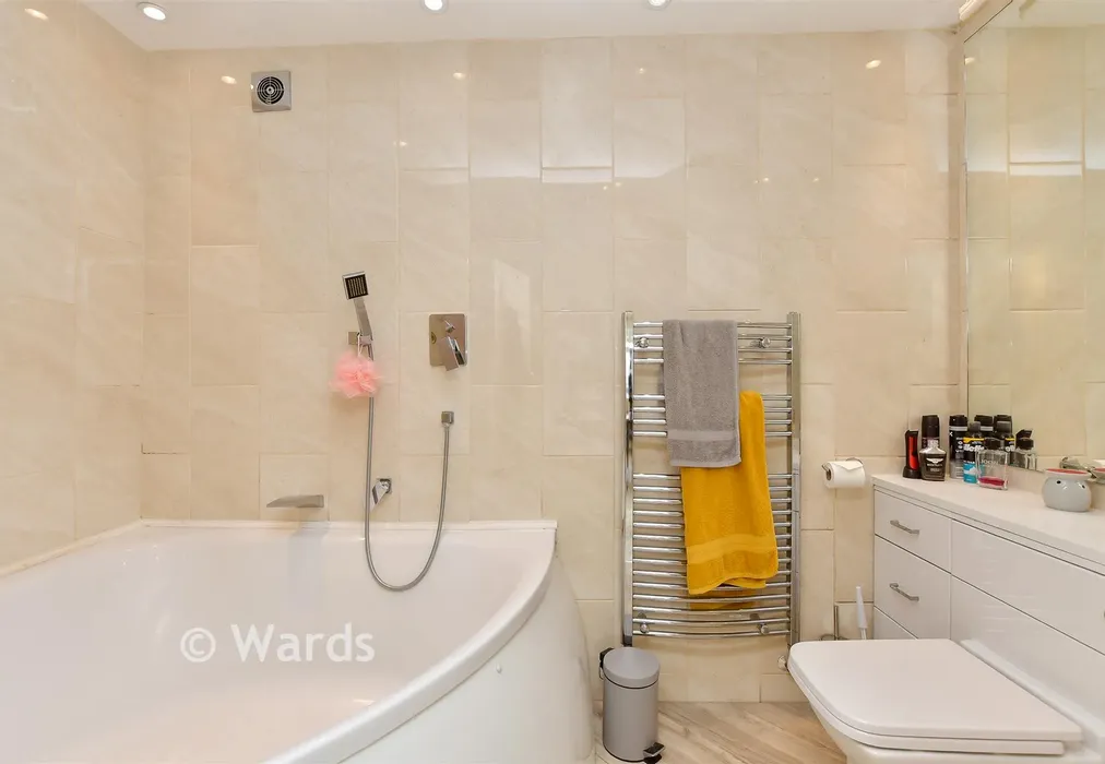Bathroom - Rushett Lane, Norton, Faversham, Kent - Wards of Kent