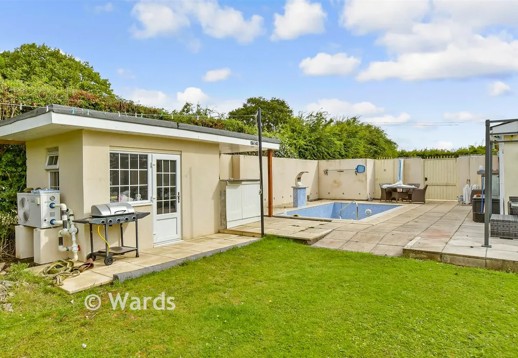 Swimming Pool - Rushett Lane, Norton, Faversham, Kent - Wards of Kent