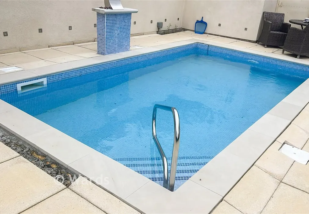 Swimming Pool - Rushett Lane, Norton, Faversham, Kent - Wards of Kent
