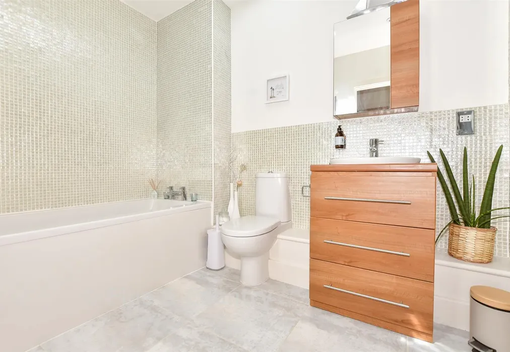 Bathroom - Griffin Hill, Chillenden, Canterbury, Kent - Wards of Kent