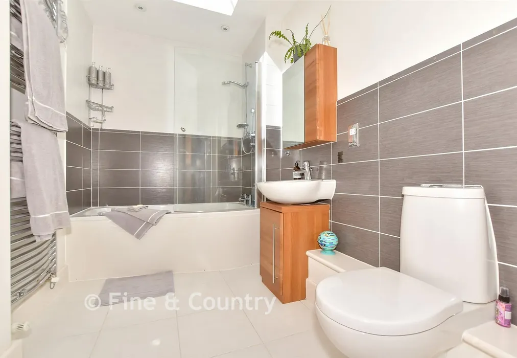 En-Suite Bathroom - Griffin Hill, Chillenden, Canterbury, Kent - Wards of Kent