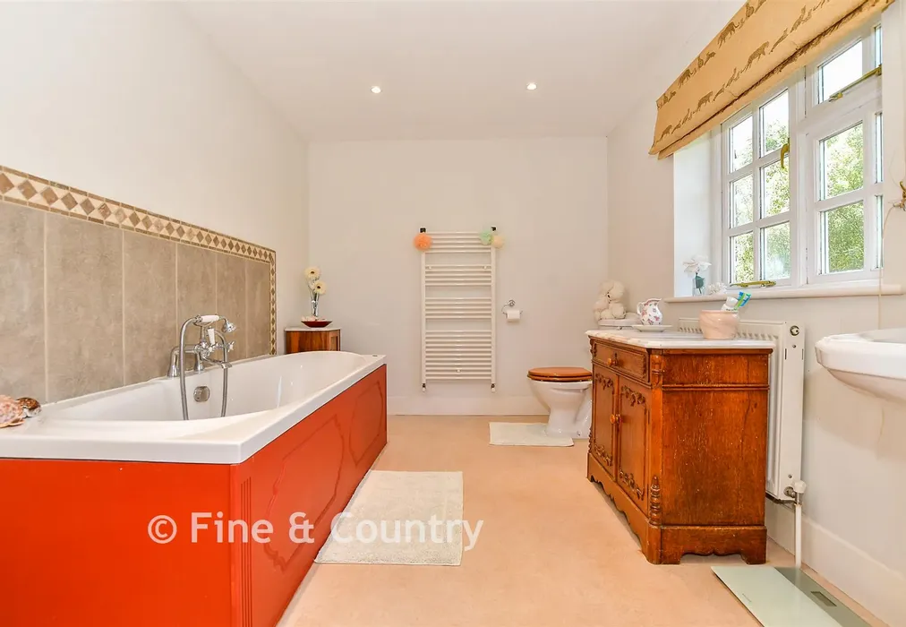 En-Suite Bathroom - Burwash Common, Etchingham, Etchingham, East Sussex - Wards of Kent