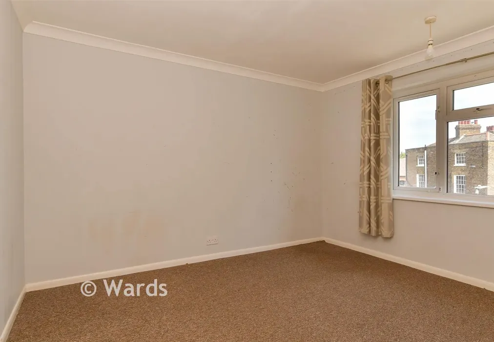 Bedroom 1 - Gravel Walk, Rochester, Kent - Wards of Kent